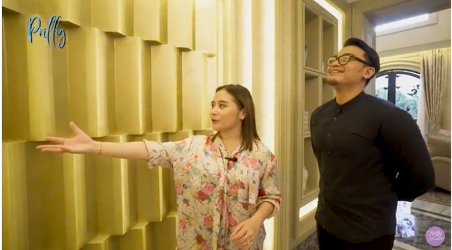 Salah satu bagian dinding di ruang makan sengaja dibuat tampil beda agar bisa menjadi background foto yang Instagramable. (Foto: YouTube/Prilly Latuconsina)