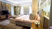 Prilly Latuconsina punya kamar yang sangat luas dan berisi barang mewah. Foto: YouTube/Prilly Latuconsina 