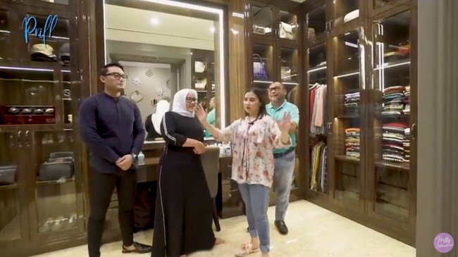 Orangtua Prilly juga memiliki sebuah walk-in closet bergaya maskulin. (Foto: YouTube/Prilly Latuconsina)