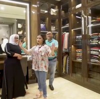 Orangtua Prilly juga memiliki sebuah walk-in closet bergaya maskulin. (Foto: YouTube/Prilly Latuconsina)