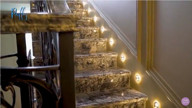 Setiap anak tangga dihiasi sebuah lampu yang semakin mempertegas detail kemewahan rumah Prilly. (Foto: YouTube/Prilly Latuconsina)