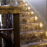 Setiap anak tangga dihiasi sebuah lampu yang semakin mempertegas detail kemewahan rumah Prilly. (Foto: YouTube/Prilly Latuconsina)