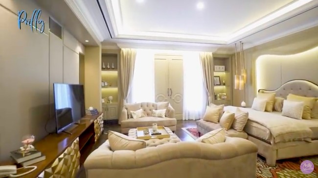 Kamar Prilly juga didesain secara khusus agar senyaman kamar hotel bintang lima. Ruangan ini hadir dalam nuansa nude dan gold yang merupakan warna favorit Prilly. Ia juga melengkapi kamar tersebut dengan sebuah ruang tamu kecil. (Foto: YouTube/Prilly Latuconsina)