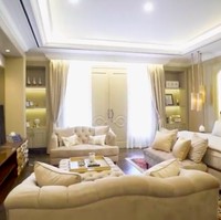 Kamar Prilly juga didesain secara khusus agar senyaman kamar hotel bintang lima. Ruangan ini hadir dalam nuansa nude dan gold yang merupakan warna favorit Prilly. Ia juga melengkapi kamar tersebut dengan sebuah ruang tamu kecil. (Foto: YouTube/Prilly Latuconsina)
