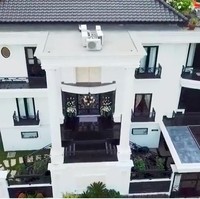 Demi menjawab rasa penasaran para penggemarnya, Prilly Latuconsinasi memberikan tur eksklusif rumah tersebut dalam sebuah video yang diunggah di YouTube-nya, Kamis (9/7/2020). Prilly mengatakan, rumah berlantai empat tersebut bergaya American-classic. Untuk tampilan depan rumah, nuansa monokrom dalam kombinasi hitam dan putih menjadi palet utama. (Foto: YouTube/Prilly Latuconsina)