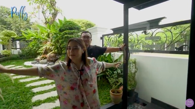 Tak mau sembarang membangun rumah, Prilly pun memercayakan seorang arsitek bernama Siswanto untuk mendesain hunian impiannya. Salah satu sudut favorit Prilly yang dibuat oleh Siswanto adalah sebuah taman di depan rumah yang menjadi akses menuju musala. Jadi kalau shalat ada pemandangan indah, kata bintang film Danur tersebut. (Foto: YouTube/Prilly Latuconsina)