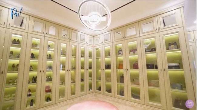 Walk-in closet Prilly yang terasa seperti butik mewah. Sebuah lampu gantung bergaya futuristik turut menyempurnakan keglamoran tersebut. (Foto: YouTube/Prilly Latuconsina)