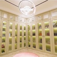Walk-in closet Prilly yang terasa seperti butik mewah. Sebuah lampu gantung bergaya futuristik turut menyempurnakan keglamoran tersebut. (Foto: YouTube/Prilly Latuconsina)