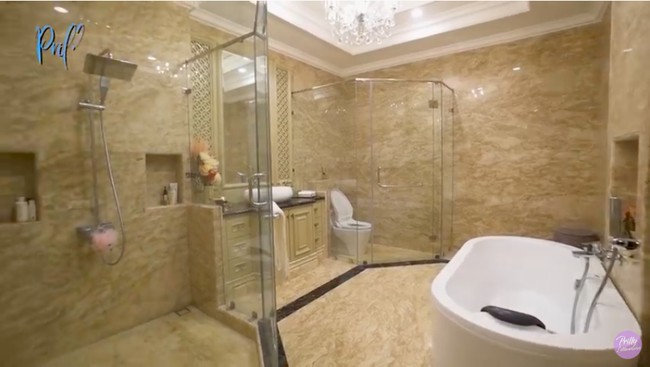 Kamar mandi Prilly yang tampak mewah dengan marmer yang melapisi dinding dan lantai. Di kamar mandi pun pasti ada bunga, karena aku suka banget bunga, kata Prilly tentang aksesori favoritnya di rumah. (Foto: YouTube/Prilly Latuconsina)