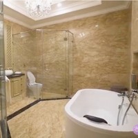 Kamar mandi Prilly yang tampak mewah dengan marmer yang melapisi dinding dan lantai. Di kamar mandi pun pasti ada bunga, karena aku suka banget bunga, kata Prilly tentang aksesori favoritnya di rumah. (Foto: YouTube/Prilly Latuconsina)