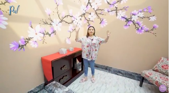 Naik ke lantai empat, terdapat sebuah ruangan yang dindingnya dihiasi motif bunga hasil lukisan tangan. (Foto: YouTube/Prilly Latuconsina)