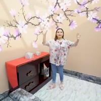 Naik ke lantai empat, terdapat sebuah ruangan yang dindingnya dihiasi motif bunga hasil lukisan tangan. (Foto: YouTube/Prilly Latuconsina)