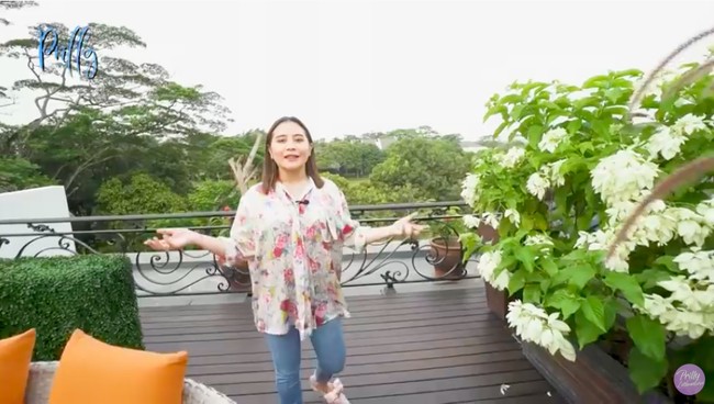 Bagian atas rumah Prilly fungsikan menjadi sebuah taman. Welcome to my garden rooftop guys. Di sini, kalau buat ngegalau enak banget karena pemandangannya, ungkap Prilly. (Foto: YouTube/Prilly Latuconsina)