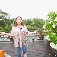 Bagian atas rumah Prilly fungsikan menjadi sebuah taman. Welcome to my garden rooftop guys. Di sini, kalau buat ngegalau enak banget karena pemandangannya, ungkap Prilly. (Foto: YouTube/Prilly Latuconsina)