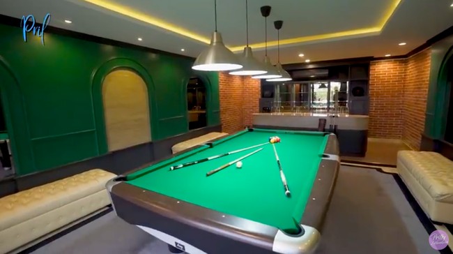 Selain taman, terdapat pula sebuah ruangan hang-out yang dilengkapi sebuah meja billiard. (Foto: YouTube/Prilly Latuconsina)