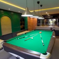 Selain taman, terdapat pula sebuah ruangan hang-out yang dilengkapi sebuah meja billiard. (Foto: YouTube/Prilly Latuconsina)