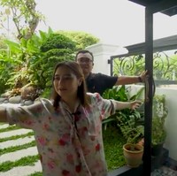 Tak mau sembarang membangun rumah, Prilly pun memercayakan seorang arsitek bernama Siswanto untuk mendesain hunian impiannya. Salah satu sudut favorit Prilly yang dibuat oleh Siswanto adalah sebuah taman di depan rumah yang menjadi akses menuju musala. Jadi kalau shalat ada pemandangan indah, kata bintang film Danur tersebut. (Foto: YouTube/Prilly Latuconsina)