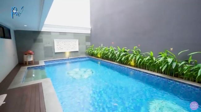 Untuk kolam renang, Prilly ingin menonjolkan kesan natural khas vila-vila di Bali. Demi mewujudkan keinginan kliennya, sang arsitek memilih batu-batuan andesit sebagai permukaan kolam. (Foto: YouTube/Prilly Latuconsina)