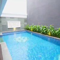 Untuk kolam renang, Prilly ingin menonjolkan kesan natural khas vila-vila di Bali. Demi mewujudkan keinginan kliennya, sang arsitek memilih batu-batuan andesit sebagai permukaan kolam. (Foto: YouTube/Prilly Latuconsina)