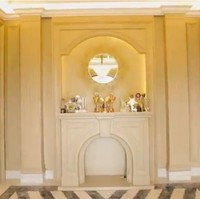 Setelah melihat area luar, Prilly lalu memperlihatkan bagian dalam rumahnya. Diawali dengan sebuah foyer yang disebut Prilly sebagai wall of fame room. Di sini, Prilly memajang sejumlah penghargaan yang pernah diraihnya. Rumah itu kan first impression sangat penting. Jadi saya bikin foyer ini, pandangan pertama langsung teringat. Jadi saya pikir ini tempat yang tepat, pandangan pertama apa yang Prilly achieve, kata sang desainer interior, Figuramas Dityo. Ia juga menjelaskan, pola lantai marmer yang geometris dipilih untuk merepresentasikan karakter Prilly yang edgy dan berjiwa muda. (Foto: YouTube/Prilly Latuconsina)