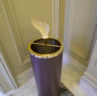 Di salah satu sudut foyer, terdapat sebuah tempat payung berhiaskan sayap mengilap di atasnya yang tampak seperti sebuah instalasi seni. Ini jangan salah guys, ini tempat payung. Tempatnya dipilih secara khusus, mewah banget, kata Prilly. (Foto: YouTube/Prilly Latuconsina)