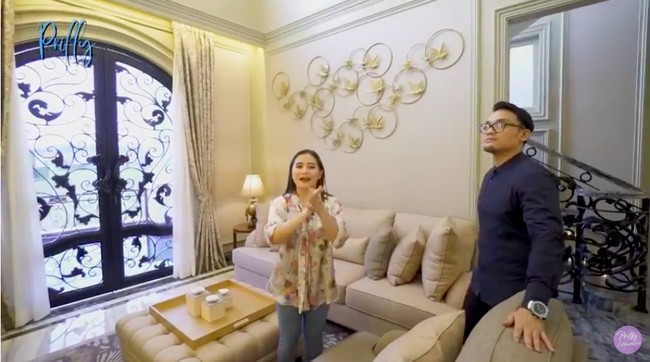 Prilly mengatakan, setiap ruangan memiliki karakter tersendiri. Giliran nuansa coklat dan emas yang mendominasi ruang keluarga. Warna tersebut dipilih karena menciptakan kesan nyaman. Ruangan tersebut juga menggunakan karpet custom-made yang didesain khusus untuk rumah Prilly. (Foto: YouTube/Prilly Latuconsina)