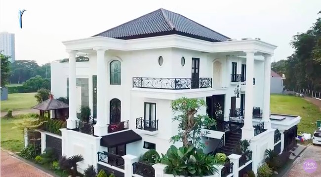 Baru berusia 23 tahun, Prilly Latuconsina sudah bisa mewujudkannya untuk membangun rumah idamannya. Inilah rumah baru Prilly Latuconsina yang berada di Tangeran, Banten. Rumah tersebut menjadi kebanggaan tersendiri bagi Prilly karena dibangun dari hasil jerih payahnya selama berkecimpung di industri hiburan. (Foto: YouTube/Prilly Latuconsina)