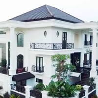 Baru berusia 23 tahun, Prilly Latuconsina sudah bisa mewujudkannya untuk membangun rumah idamannya. Inilah rumah baru Prilly Latuconsina yang berada di Tangeran, Banten. Rumah tersebut menjadi kebanggaan tersendiri bagi Prilly karena dibangun dari hasil jerih payahnya selama berkecimpung di industri hiburan. (Foto: YouTube/Prilly Latuconsina)