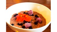 Mau tahu rahasia langsing Sana? Ia juga mengonsumsi protein bowl dengan buah raspberry beku yang bikin rasanya makin enak! Foto: Instagram sanaofficial