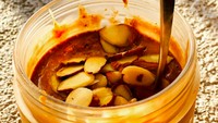 Sana eksis di Instagram dengan followers lebih dari 700 ribu. Ia sering berbagi tips, salah satunya soal nutrisi. Ini adalah sarapan favorit Sana yang dibuat dari bubuk cokelat, susu pisang, dan kurma. Foto: Instagram sanaofficial