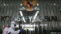 Penyemprotan tersebut guna mencegah penyebaran COVID-19.