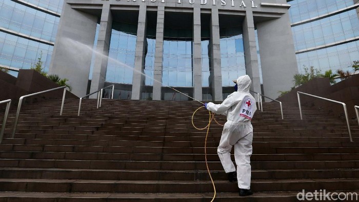 Sekjen KY Tubagus Rismunandar Ruhijat dilaporkan positif terinfeksi virus corona. Hari ini seisi gedung KY disemprot disinfektan.