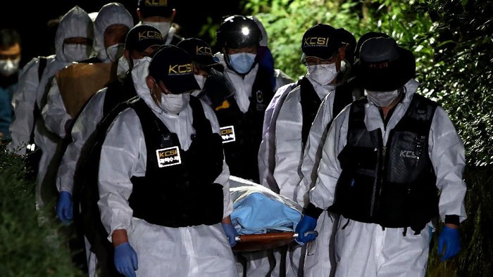 Wali Kota Seoul, Park Won-soon ditemukan dalam keadaan tewas setelah dilaporkan hilang secara misterius. Jasad Park ditemukan di pegunungan di utara Seoul.