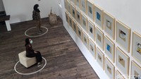 Pengunjung menikmati pameran karya pelukis Hanafi berjudul 60 Tahun dalam Studio  dengan menerapkan protokol kesehatan di Galerikertas, Depok, Jawa Barat, Jumat (10/7/2020).