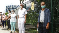 Protokol kesehatan lain yang wajib diikuti oleh masyarakat adalah mengenakan masker maupun face shield atau pelindung wajah. AP Photo.
