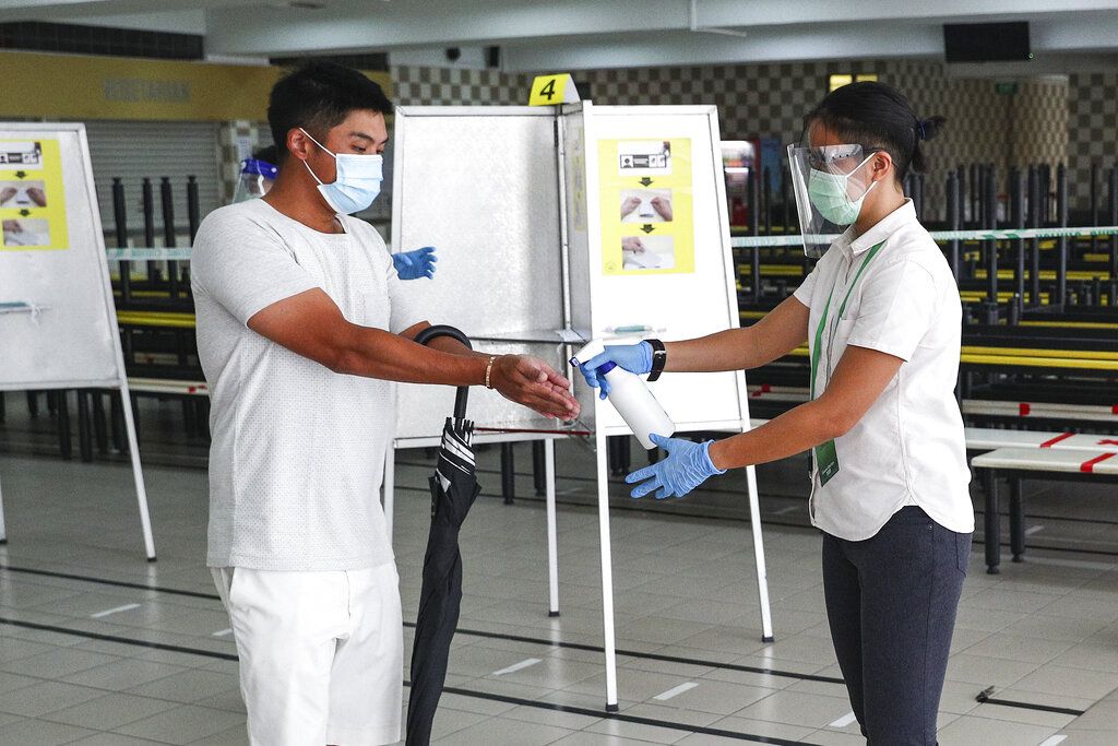 Singapura menggelar pemilihan umum (Pemilu) di tengah pandemi Corona, Jumat (10/7/2020). Pemilu digelar dengan menerapkan protokol kesehatan.