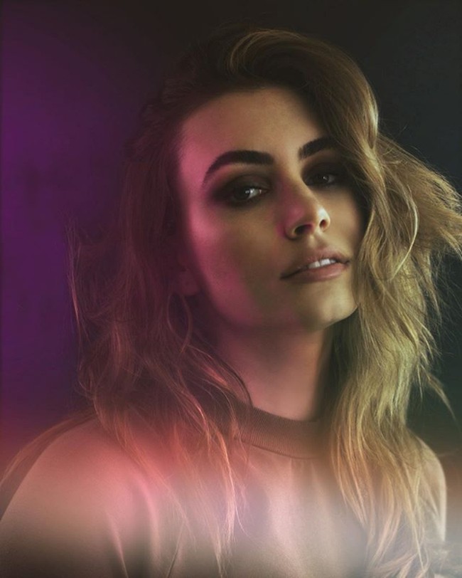 Selain sibuk mengurus bisnis, Sophie juga aktif sebagai model. Foto: Instagram/@sophietsimmons