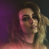 Selain sibuk mengurus bisnis, Sophie juga aktif sebagai model. Foto: Instagram/@sophietsimmons