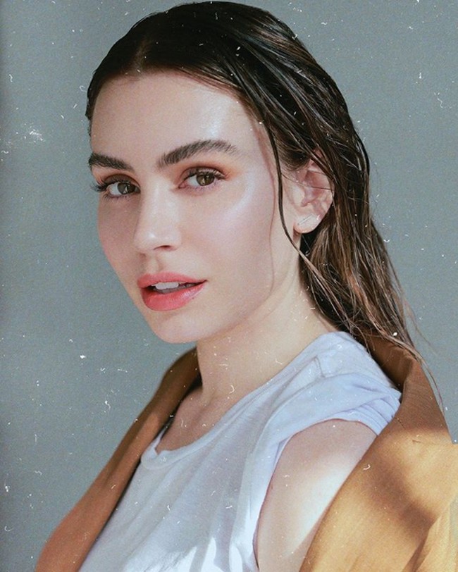 Gene Simmons, basis dan vokalis band rock Kiss, punya perawakan sangar setiap kali tampil dia atas punggung. Ia pun mendapat julukan The Demon. Namun musisi 70 tahun ini memiliki putri yang cantik dan manis. Foto: Instagram/@sophietsimmons