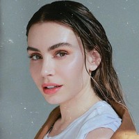 Gene Simmons, basis dan vokalis band rock Kiss, punya perawakan sangar setiap kali tampil dia atas punggung. Ia pun mendapat julukan The Demon. Namun musisi 70 tahun ini memiliki putri yang cantik dan manis. Foto: Instagram/@sophietsimmons