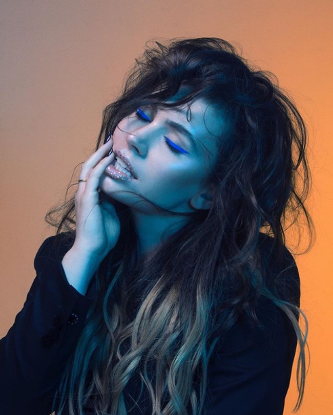 Sophie Simmons memilih karier di jalur sedikit berbeda dari ayahnya yang seorang musisi rock. Wanita 27 tahun ini memilih berwirausaha. Foto: Instagram/@sophietsimmons