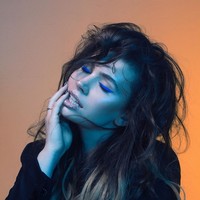 Sophie Simmons memilih karier di jalur sedikit berbeda dari ayahnya yang seorang musisi rock. Wanita 27 tahun ini memilih berwirausaha. Foto: Instagram/@sophietsimmons