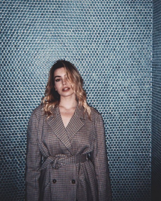 Pengaruh sang ayah di dunia musik masih dirasakan dalam karier Sophie. Ia sudah menelurkan beberapa single lagu di antaranya Black Mirror, Burn Me Down dan Paper Cut. Foto: Instagram/@sophietsimmons