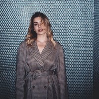 Pengaruh sang ayah di dunia musik masih dirasakan dalam karier Sophie. Ia sudah menelurkan beberapa single lagu di antaranya Black Mirror, Burn Me Down dan Paper Cut. Foto: Instagram/@sophietsimmons