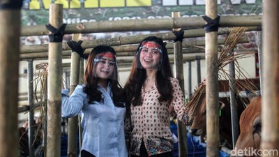 Senyum Manis SPG Hewan Kurban