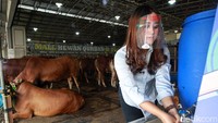Selain memakai face shield, para SPG itu juga melakukan cuci tangan sesering mungkin untuk mencegah penyebaran virus Corona.