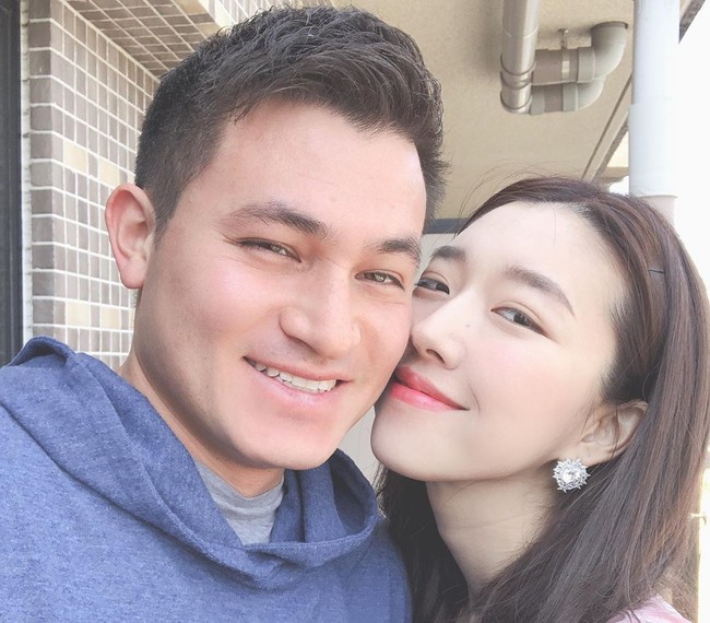 Dalam konten videonya, Sunny Dahye mengungkapkan dirinya sudah menikah dengan Chris Okano. “Aku akhirnya sudah menikah,” ucapnya. Sayangnya Sunny tidak menjelaskan lebih detail kapan tanggal pernikahannya dengan pria keturunan Amerika Serikat tersebut. Foto: instagram @sunnydahye