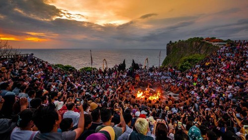 Tari Kecak dan Sunset Syahdu di Bali