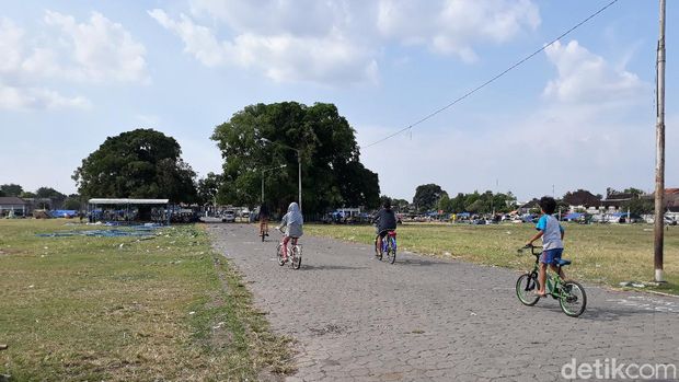 Tenda-tenda yang sudah dipasang di Alun-alun Selatan Keraton Solo kini sudah dicopot