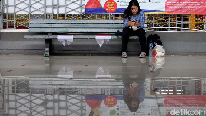 Kasus positif virus Corona (COVID-19) di Indonesia masih terus bertambah. Namun, kesadaran masyarakat dalam melaksanakan protokol kesehatan masih rendah.